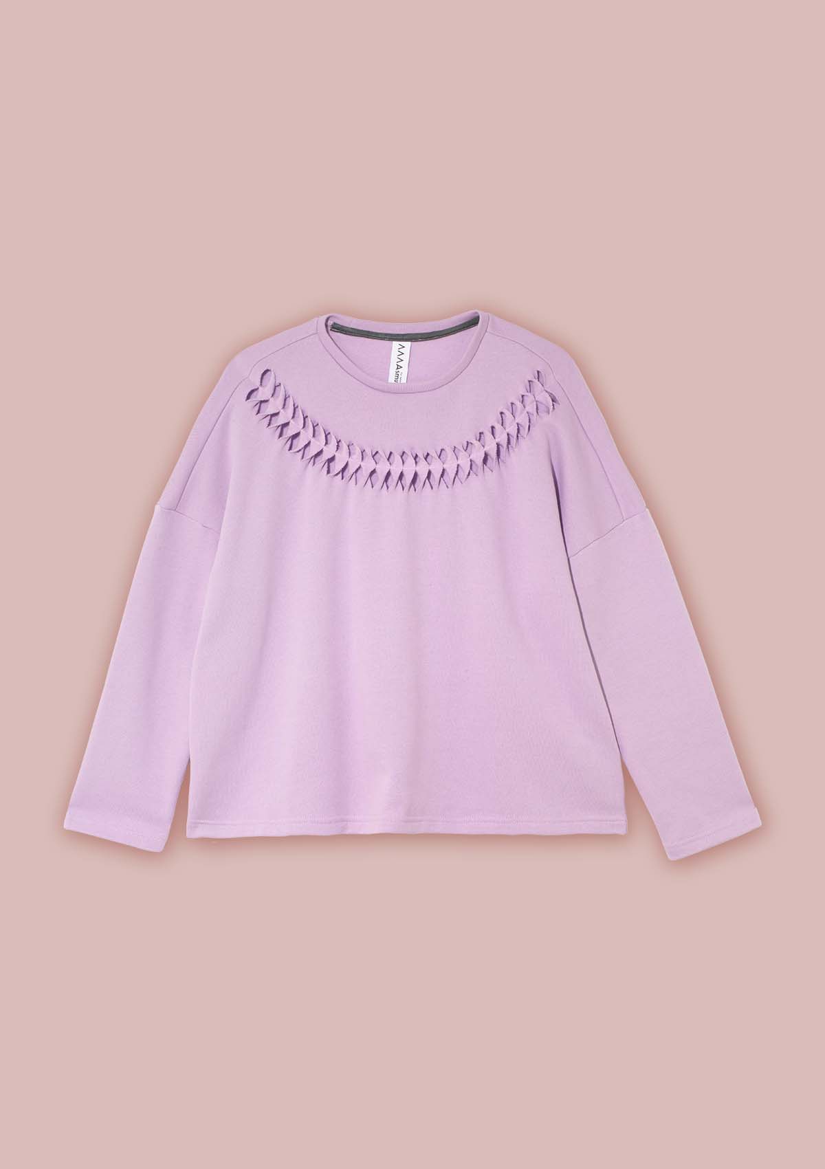 Flat front view of the Anni Sweatshirt with crew neck and long sleeves in Lilac with the twist and stitch detail