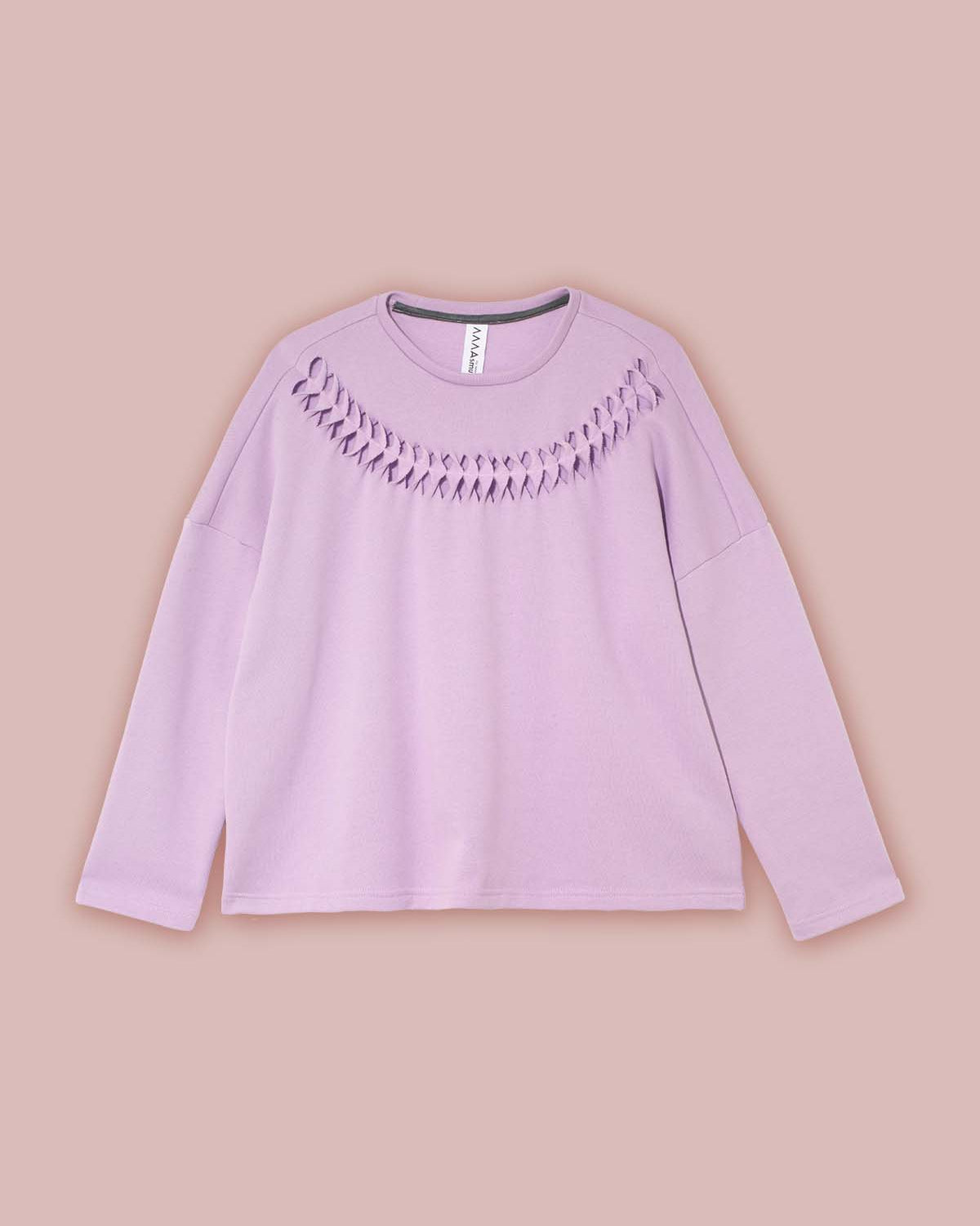 Flat front view of the Anni Sweatshirt with crew neck and long sleeves in Lilac with the twist and stitch detail