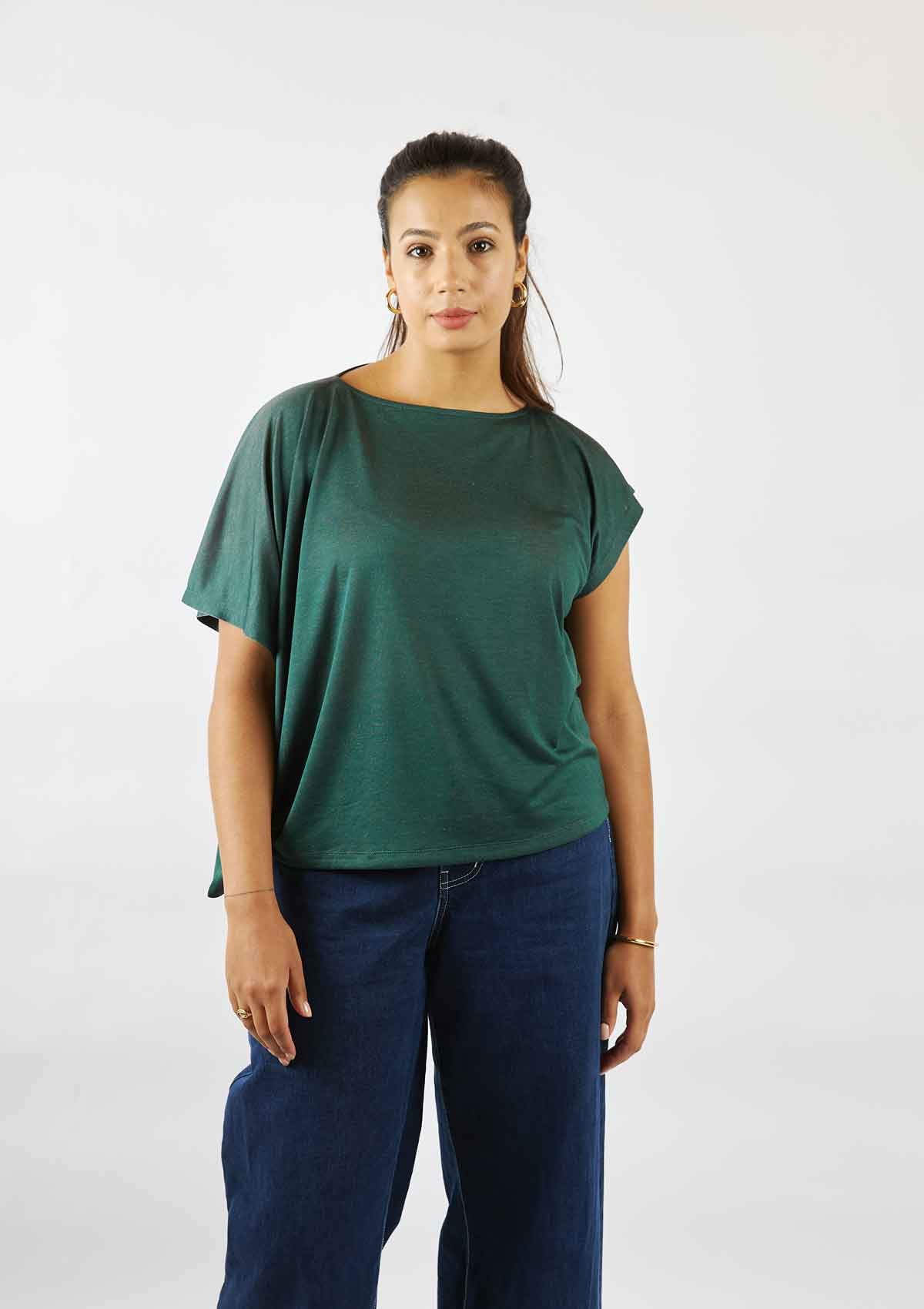 Woman wearing the Asmuss Heed Tshirt loose without having pulled in the drawstring