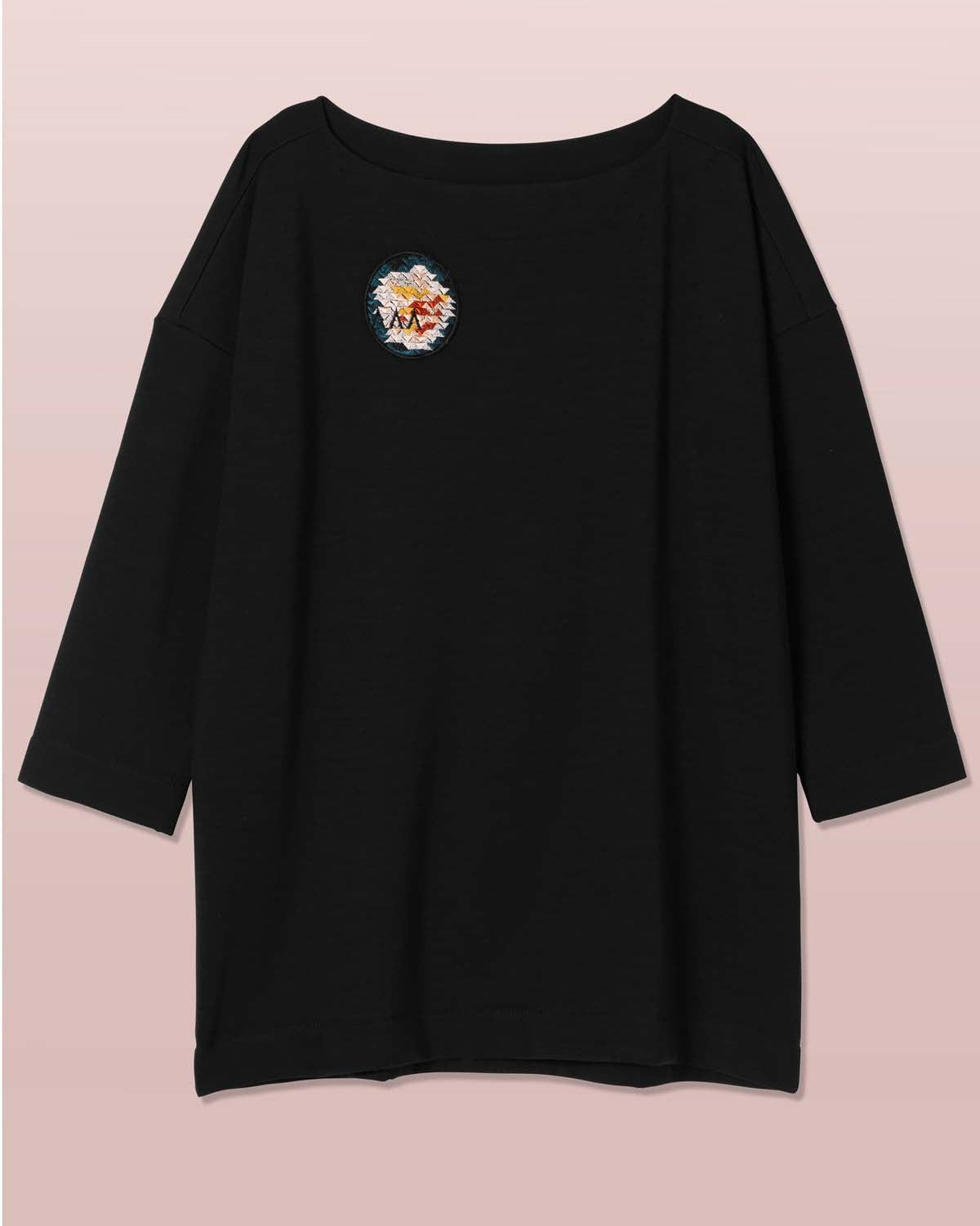 Asmuss oversized boat neck sweatshirt made of cosy fabric with ethical merino wool on the outer and fleece on the inside plus a geometric rose embroidered patch on chest. Perfect for cold days on your everyday active adventures or curling up at home.